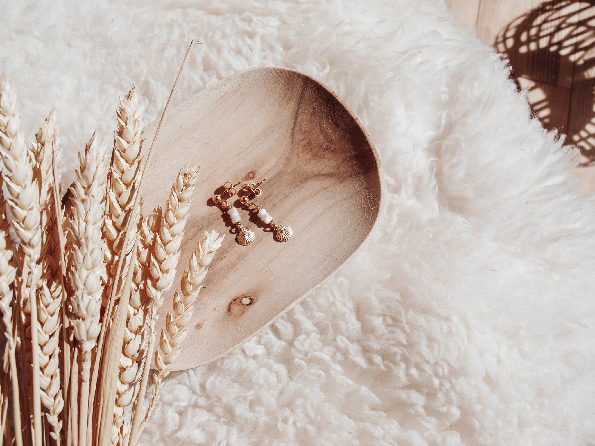 Paire de boucles d'oreilles en nacre, 100% en or recyclé. Boucles d'oreilles avec petit coquillage
