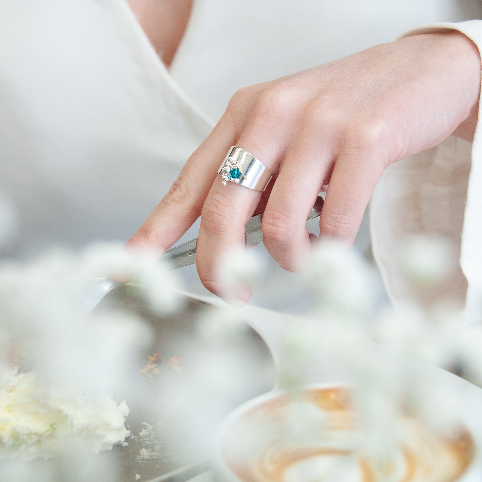 Bague large en argent avec breloques