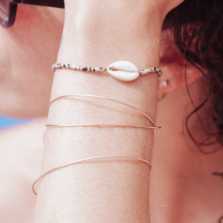 Jonc en gold filled à partir d'or recyclé. Fait main. Se porte avec plusieurs autres joncs ou bracelets de perles. Bijoux fait main en France