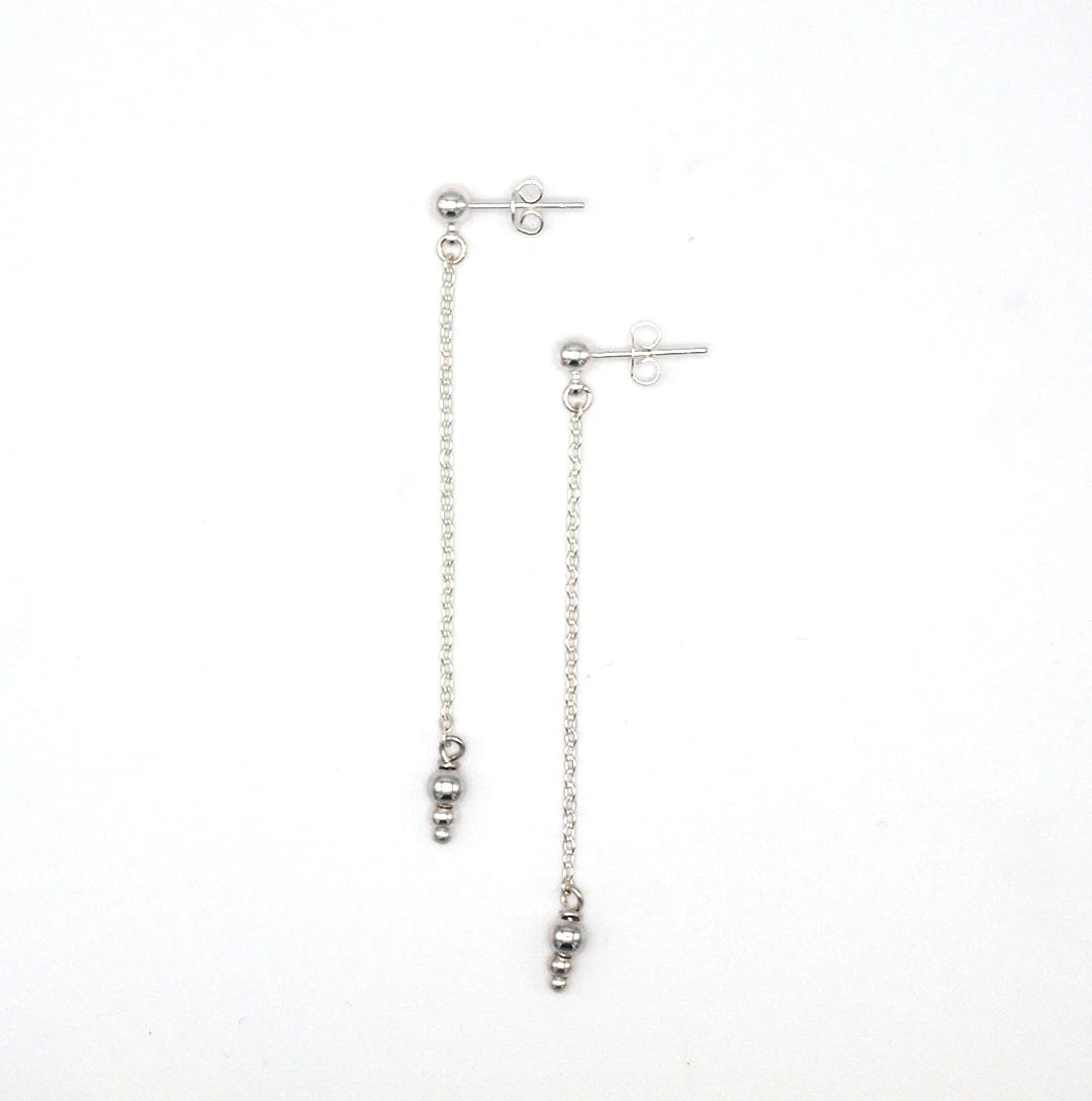 Boucles d'oreilles chaine pendante avec pendentif boules or. Fait main. Bijoux made in France