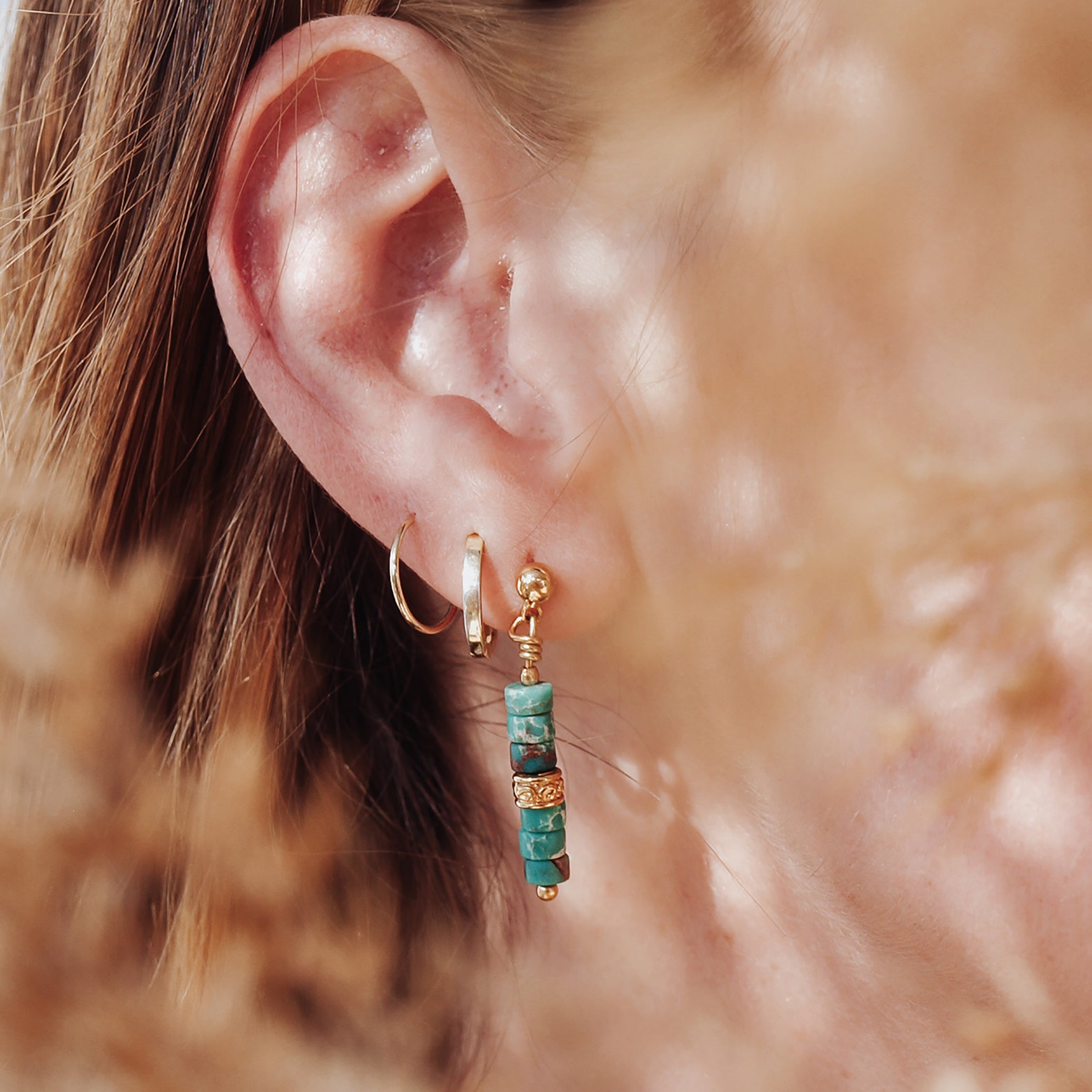 Boucles d'oreille aztèque, pierres turquoises et décoration en or. Boucles d'oreilles turquoises et or. Fabriquées en France. Made in France.