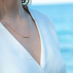 collier chaine fine avec petit tube en or de 2cm de long. Plaqué dans le sud de la France. Bijoux Made in France